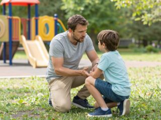 Minden 5. gyereket érint: Konkrét lépések, amivel szülőként tehetsz a szexuális abúzus ellen