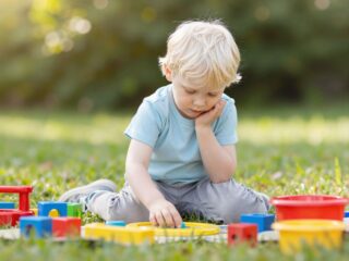 Ne szórakoztasd folyton a gyereket: miért az unalom a kreativitás melegágya?