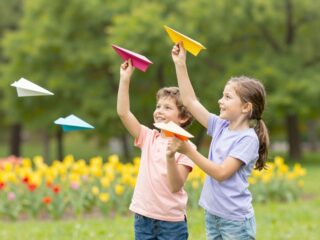 Tanítsd meg a gyereknek: a legjobb papírrepülő hajtogatási technikák lépésről lépésre