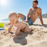 Úszópelenka vagy speciális úszónadrág? Tippek pelenkás babák strandolásához