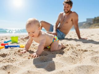 Úszópelenka vagy speciális úszónadrág? Tippek pelenkás babák strandolásához