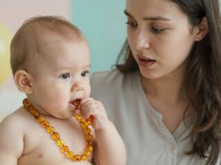 A borostyán nyaklánc veszélyei: miért kockázatos a használata a fogzó babáknál?