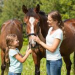 A lovasterápia csodája: Unger Anett bemutatja, hogyan segítenek a lovak a gyerekeknek
