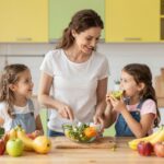 A szülői minta hatása: így okozhatsz testképzavart a gyerekednek a diétáddal