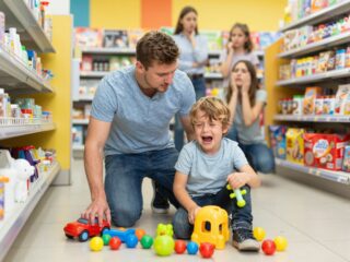 Amikor elszakad a cérna: mit tegyél, ha a gyereked kiborul a bolt közepén?