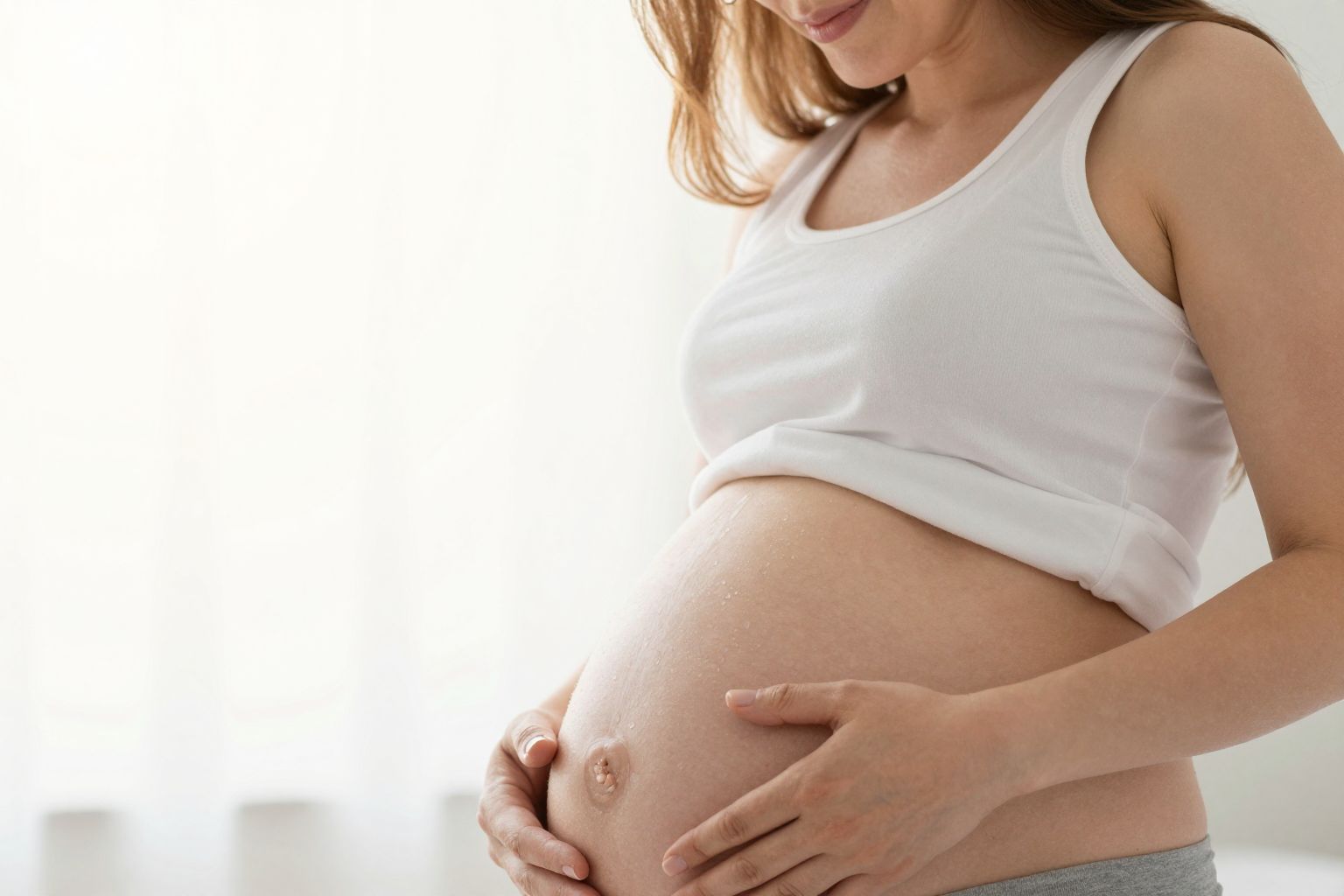 A méhfalon keresztüli érintés erősíti az anya-gyermek kapcsolatot.