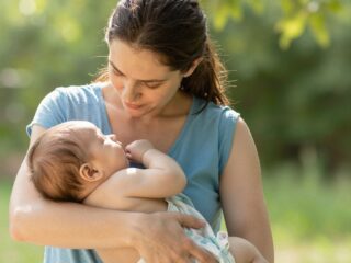 Mitől lesz szeles az anyatejes baba? A táplálkozástól a levegőnyelésig