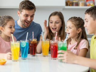 A diétás üdítők rejtett veszélye: hogyan vezethetnek elhízáshoz a mesterséges édesítők?