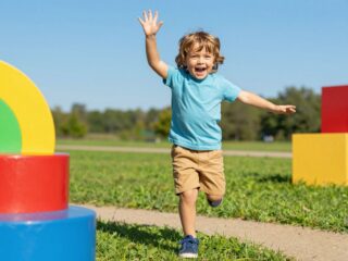 A lábakkal hadonászás jelentése: Az idegrendszer érése és a játék öröme