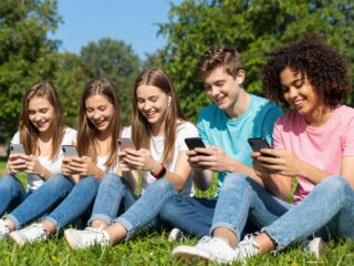 A legújabb kamasz szlengek 2025-ben: szótárral segítünk