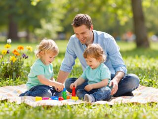 Apák a nyugdíjrendszerben: minden, amit a gyermekneveléssel szerzett szolgálati időről tudni kell