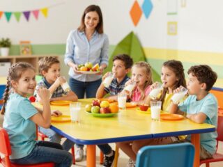 Az iskolai étkezési programok fontossága: hogyan segíti a tej- és gyümölcsprogram a gyerekek fejlődését?