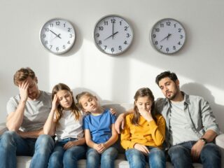 Az óraátállítás negatív hatásai: miért viseli meg a testünket a tavaszi és őszi váltás?