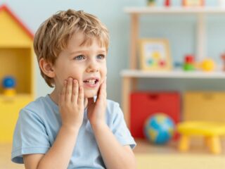 Bruxizmus gyermekkorban: Stressz, fogzási fájdalom vagy más áll a háttérben?
