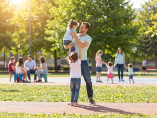 Egyedül, de sosem magányosan: hasznos források és közösségek egyedülálló anyáknak és apáknak