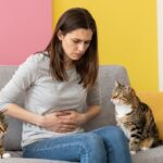 Erős menstruáció előtti tünetek gyötörnek? Lehet, hogy a macskád okozza a problémát
