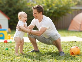 Fitnesz és játék egyben: a legjobb gyakorlatok, amiket a babáddal végezhetsz