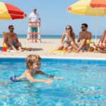 Hány évesen tanuljon meg úszni a gyerek a biztonságos strandolásért?