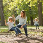 Hogyan ne legyél helikopter szülő? Tippek az egészséges elengedéshez