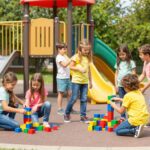 Hogyan segíti a szabad játék a szociális készségek és a problémamegoldás fejlődését?