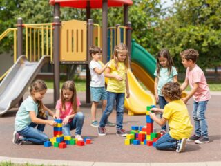 Hogyan segíti a szabad játék a szociális készségek és a problémamegoldás fejlődését?