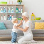 Hogyan tegyük bababiztossá az otthonunkat? A tisztítószerek biztonságos tárolása