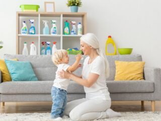Hogyan tegyük bababiztossá az otthonunkat? A tisztítószerek biztonságos tárolása