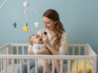 Miért nyugtatja meg az énekszó a babákat? Az anyai hang ereje és az altatódalok titka