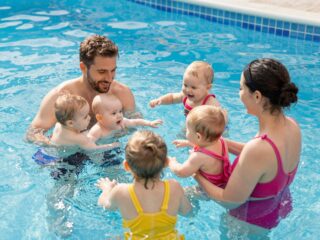 Tévhitek és tények a babaúszásról: egy oktató őszinte véleménye