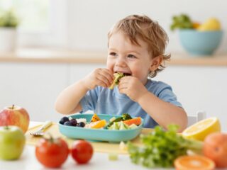 A babavezérelt evés előnyei: önállóság, jobb rágás és kevesebb válogatósság