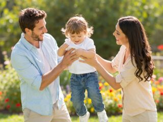 A kiegyensúlyozott párkapcsolat hatása a gyermekre: a szülői boldogság fontossága