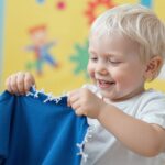 A ragtapasz leszedésének 5 fájdalommentes trükkje, amit imádni fog a gyerek