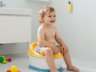 A szobatisztaság 5 nagy tévhite: ezeket a bilizési tanácsokat felejtsd el