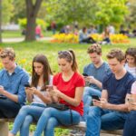 Digitális elszigetelődés: A túlzott online jelenlét negatív hatásai a szociális készségekre