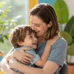 Ezért öleld meg minél többször a gyermeked: az érintés gyógyító ereje