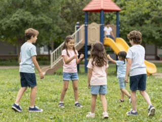 Fiú, lány vagy semleges? A modern nevelési irányzat előnyei és hátrányai