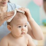 Hogyan távolítsd el a koszmót a baba fejbőréről kíméletesen és véglegesen?