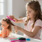 Így fésüld ki a legmakacsabbul gubancos játékbabahajat lépésről lépésre