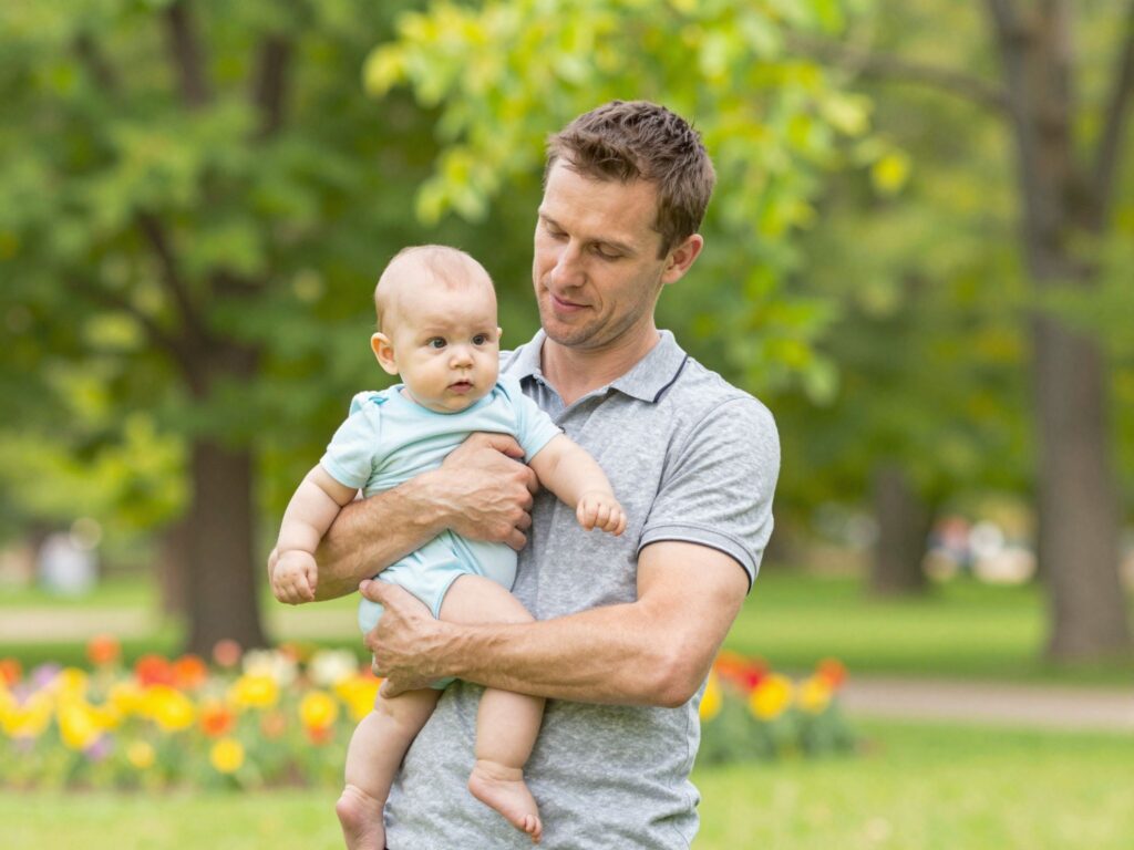 Miért óvatosabbak a férfiak, miután apává válnak?