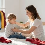 Mit tegyek, ha a gyerek utál öltözködni? Tippek a reggeli drámák ellen