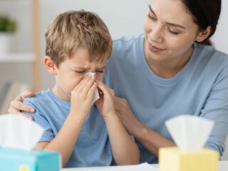 Mitől dugul el a gyerek orra? Az 5 leggyakoribb ok és a teendők listája