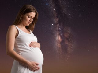 Rák kismama a csillagok szerint: gondoskodás, érzelmek és anyai ösztönök