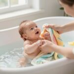 Tippek a baba első fürdetéséhez: hogyan ápold a bőrt és védd a köldökcsonkot?