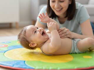A babák mozgásfejlődése: a fej emelésétől az első lépésekig