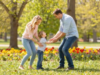 A kedvesség tanítható: 7 módszer, amivel együttérzőbbé teheted a gyermekedet