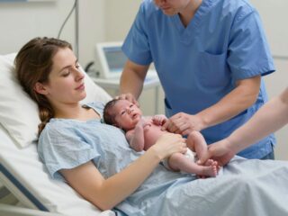 A szülés szakaszai: mi történik a testeddel a tágulástól a baba megszületéséig?