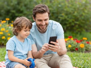 A szülői túlposztolás veszélyei: mit ossz meg a gyerekedről és mit ne?