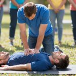 Az újraélesztés lépései: így ments életet, ha valaki összeesik melletted