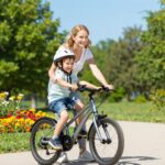 Biciklizés a kicsivel: Mikor elég idős a baba a közös túrákhoz?