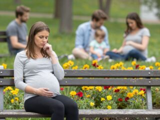 Egy illusztrátor zseniális képeken mutatja be a várandósság árnyoldalait